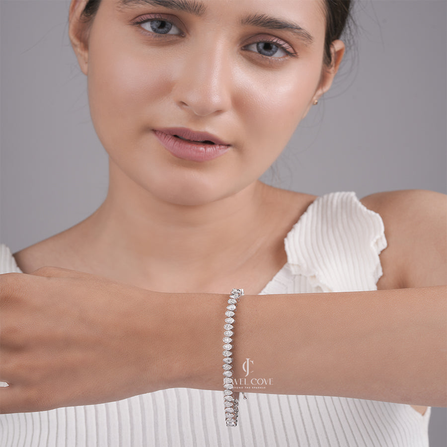 White Gold Moissanite Pear-Shaped Diamond Tennis Bracelet with Elegant Bezel Setting