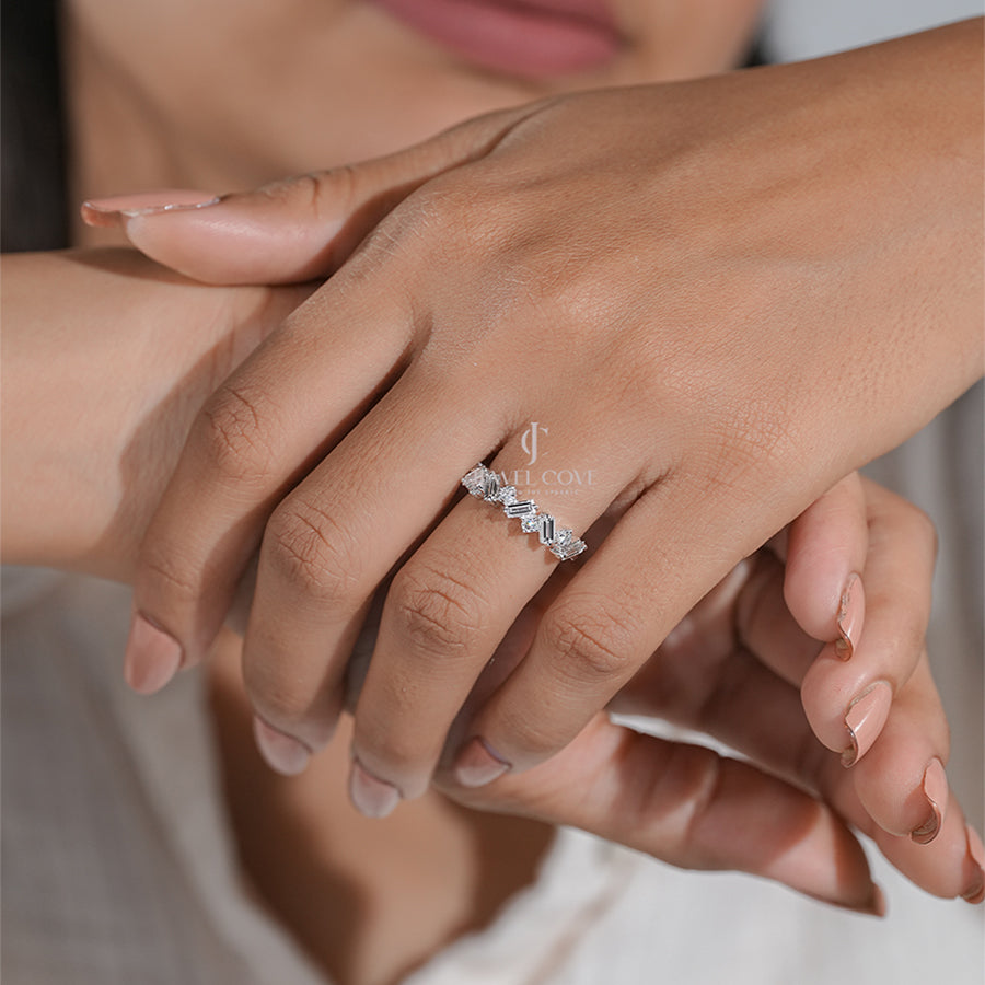 Elegant White Gold Diamond Ring with Baguette and Round Cuts