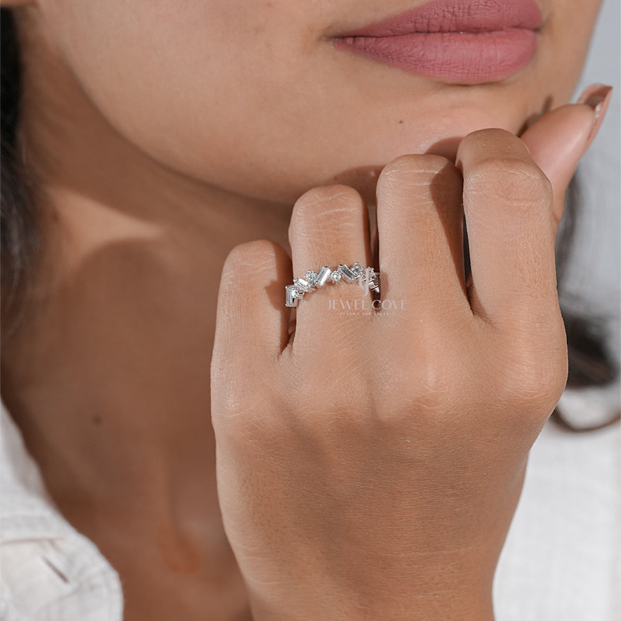 Elegant White Gold Diamond Ring with Baguette and Round Cuts
