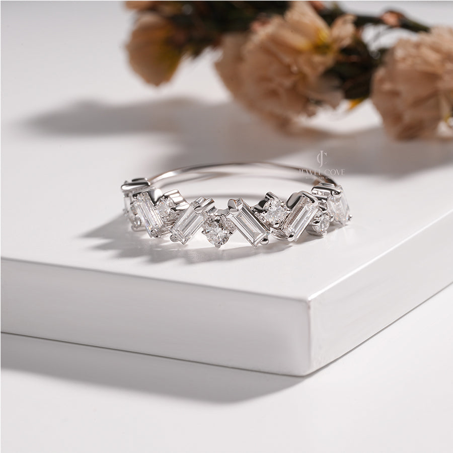 Elegant White Gold Diamond Ring with Baguette and Round Cuts