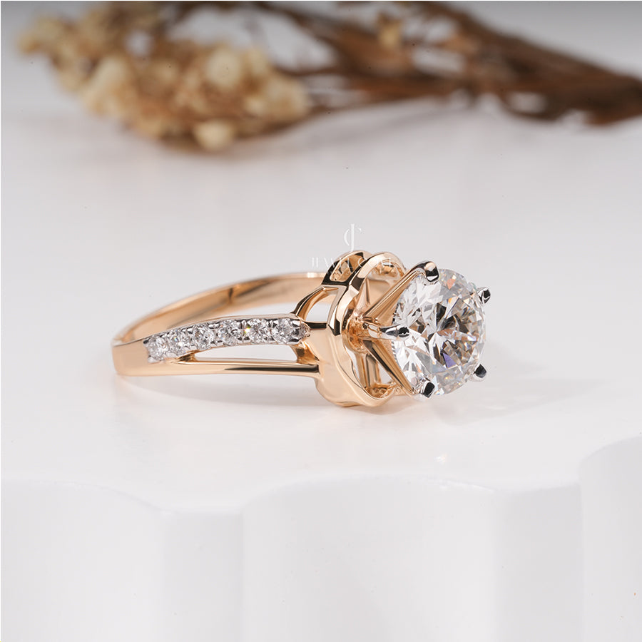 1.50 Carat Round Solitaire Lizzie Ring