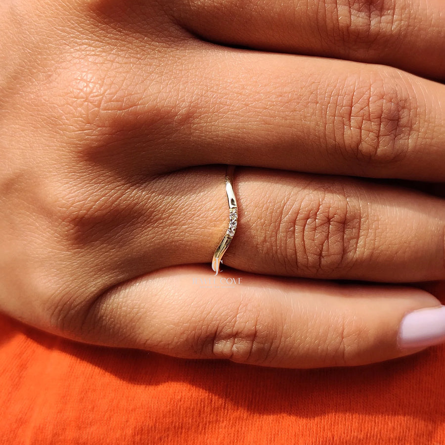 Round Curved Wedding Band With Round Cut | Lab Grown Diamonds | IGI Certified | E-F Color