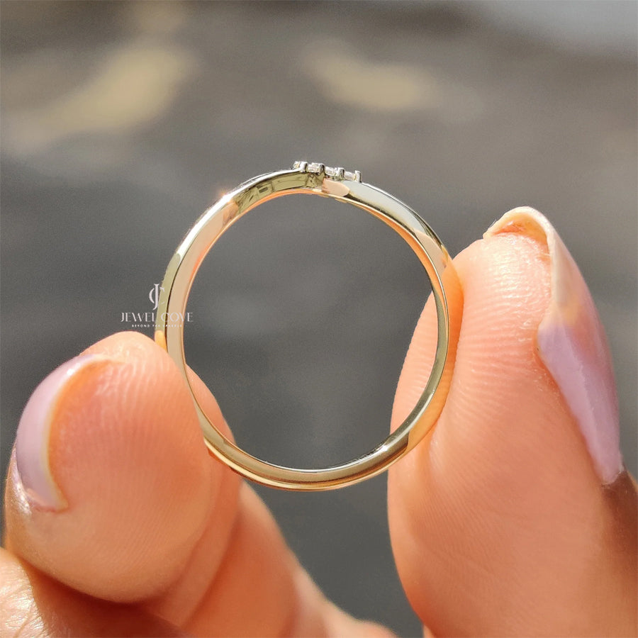 Round Curved Wedding Band With Round Cut | Lab Grown Diamonds | IGI Certified | E-F Color